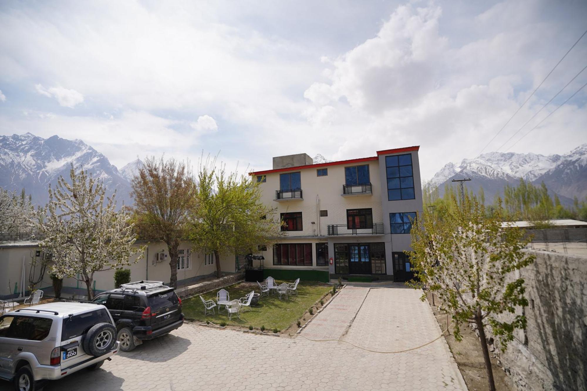 Green Orchard Skardu Bagian luar foto